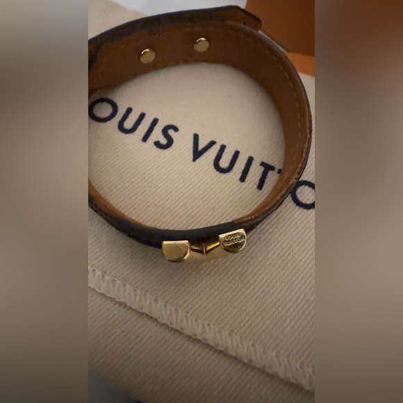 Louis Vuitton Essential V Leather Bracelet - Picture 6 of 8